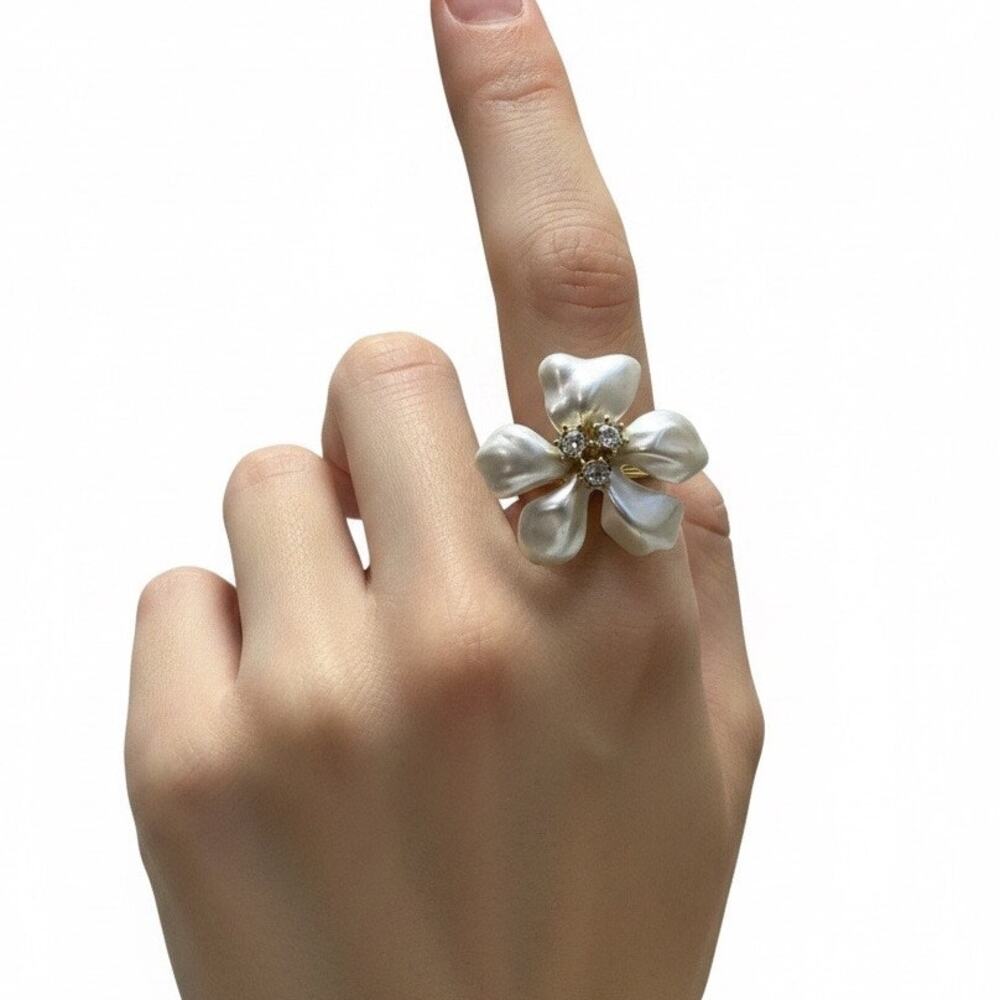 VTG KJL Kenneth Jay Lane Gold Tone Ring White Flower Floral Pearl Crystal Size 7